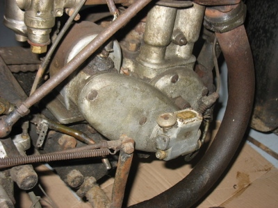 Gros plan distribution-allumage d'un moteur PEA 350cc sur une moto Austral Type V