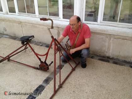 M. Roblin, conservateur du Musée, scrutant la partie cycle de la Nautilette
