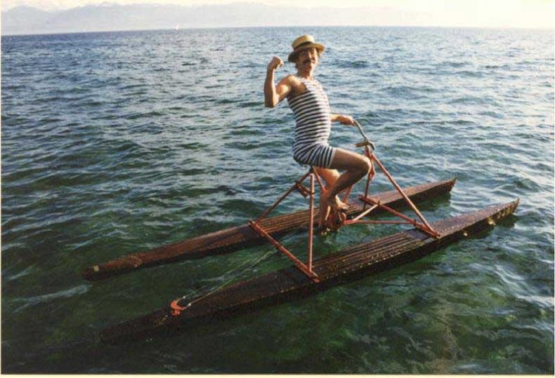 Un beau jeune homme en tenue d'époque sur une Nautilette du Musée du Léman