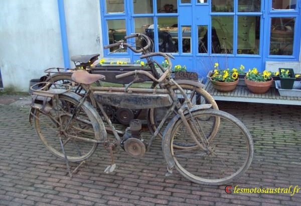 Les 2 vélomoteur Austral Type A24 à moteur Poinsard et Sivigny réunis ensembles